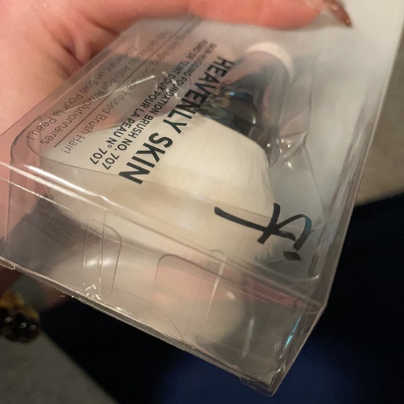 new still in box it cosmetics foundation brush. - Picture 5 of 6